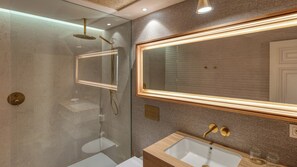 Hair dryer, towels, soap, shampoo - Casa Del Compositor, Vignette Collection by IHG (Jerez de la Frontera)