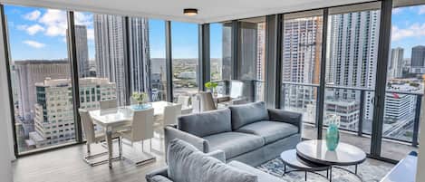 Appartement, balcon, vue ville | Coin séjour