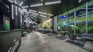 Ein moderner Lounge-Bereich mit Empfangstresen, Sitzgelegenheiten und Blick ins Freie.