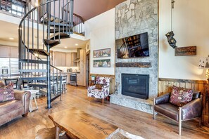 TV, fireplace - Un Pezzo di Cielo: Million-Dollar Views All Year! (Banner Elk)