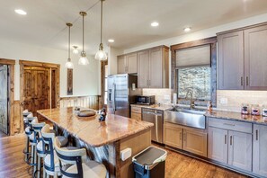 Fridge, microwave, stovetop, dishwasher - Un Pezzo di Cielo: Million-Dollar Views All Year! (Banner Elk)