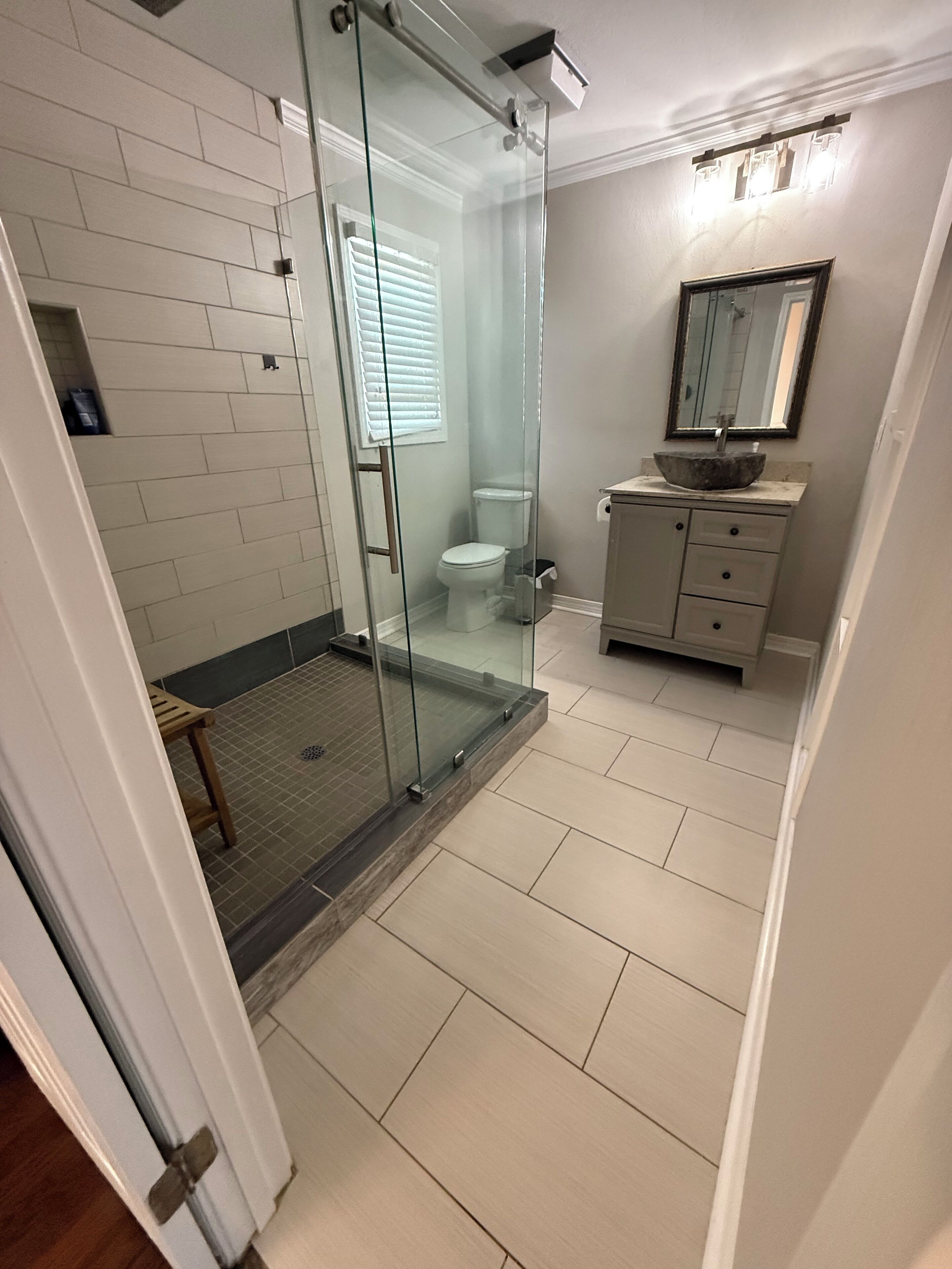 ヘアドライヤー、タオル、石鹸、トイレットペーパー