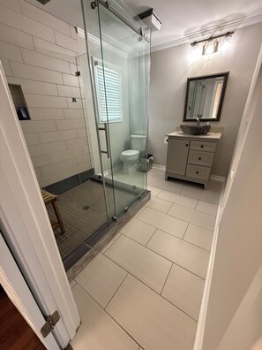 Haartrockner, Handtücher, Seife, Toilettenpapier