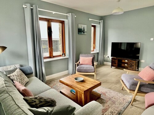 Stylish seafront 2-bed apt in vibrant Kinvara, Wild Atlantic Way