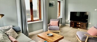 Stylish seafront 2-bed apt in vibrant Kinvara, Wild Atlantic Way