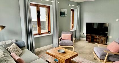 Stylish seafront 2-bed apt in vibrant Kinvara, Wild Atlantic Way