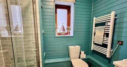 Luxurious seafront 2-bed apt in vibrant Kinvara, Wild Atlantic Way