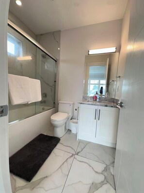 Phòng đôi Deluxe | Phòng tắm | Buồng tắm vòi sen, máy sấy tóc, khăn tắm, xà phòng 