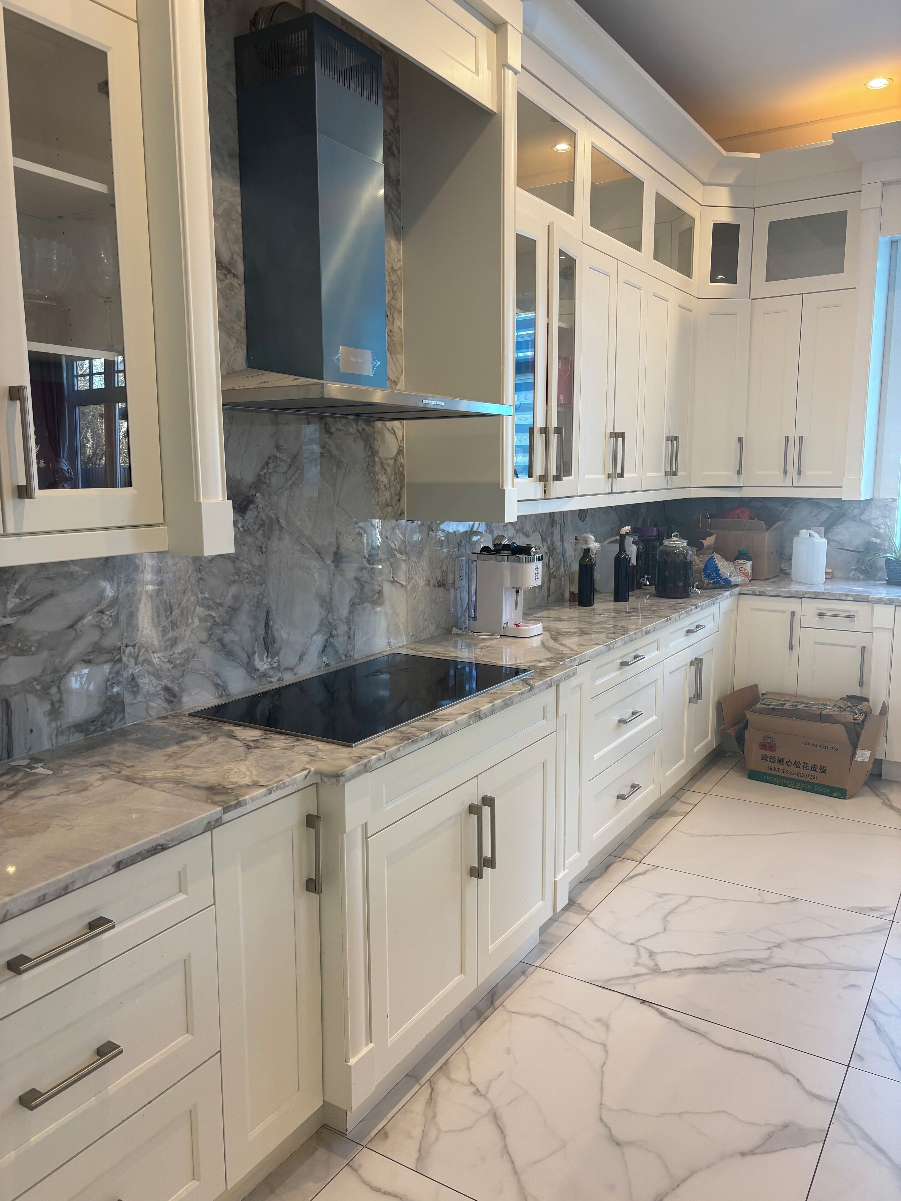 Refrigerador con congelador, microondas, horno y parrilla de estufa 