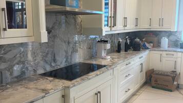 Refrigerador con congelador, microondas, horno y parrilla de estufa