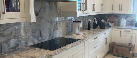 Full-sized fridge, microwave, oven, stovetop