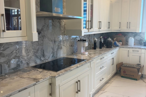 Full-size fridge, microwave, oven, stovetop