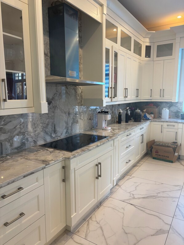 ثلاجة/مجمد بحجم كبير، ميكروويف، فرن، موقد طهي مسطح