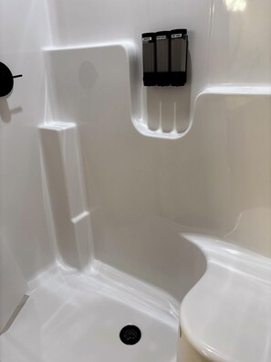 Shower, hair dryer, towels, soap - Clean, cozy, quiet and right in town. Find it all at The Windsor Cottage! (Bedford)