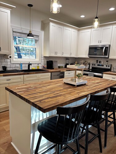 Clean, cozy, quiet and right in town. Find it all at The Windsor Cottage!