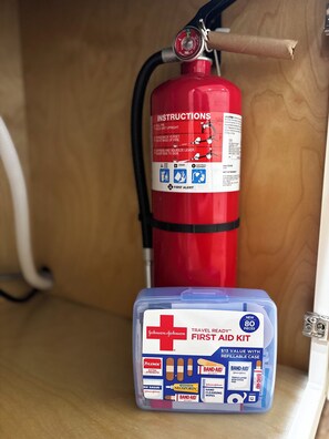 Shower, hair dryer, towels, soap - Clean, cozy, quiet and right in town. Find it all at The Windsor Cottage! (Bedford)