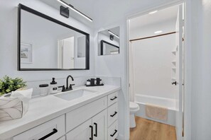Douche, sèche-cheveux, serviettes fournies, shampoing