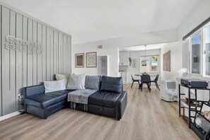 TV, offices - The Obcation 1 | Easy, Breezy Ocean Living (San Diego)
