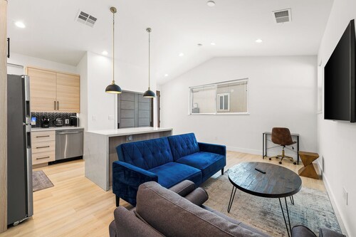 Spacious and private 1-bedroom guesthouse, located near UC Davis Health