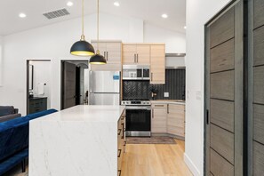 Unclassified image, 4 of 12, button - Spacious and private 1-bedroom guesthouse, located near UC Davis Health (Sacramento)