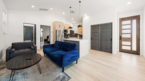 A modern apartment with a living room, kitchen, and a separate dining area. - Spacious and private 1-bedroom guesthouse, located near UC Davis Health (Sacramento)