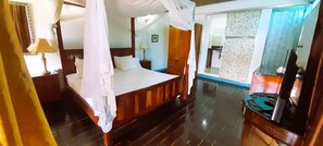 Desk, WiFi, bed sheets - Stylish 1BR hideaway with pool & sea view & bay with sandy beach on the doorstep (Scarborough)