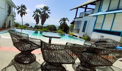 Stylish 1BR hideaway with pool & sea view & bay with sandy beach on the doorstep