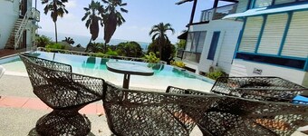 Stylish 1BR hideaway with pool & sea view & bay with sandy beach on the doorstep