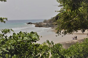 Sun loungers - Stylish 1BR hideaway with pool & sea view & bay with sandy beach on the doorstep (Scarborough)