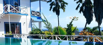 Stylish 1BR hideaway with pool & sea view & bay with sandy beach on the doorstep