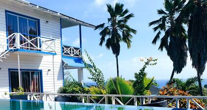 Stylish 1BR hideaway with pool & sea view & bay with sandy beach on the doorstep