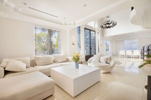 Living area - Casa de Palmas spacious oasis with pool (Los Angeles)