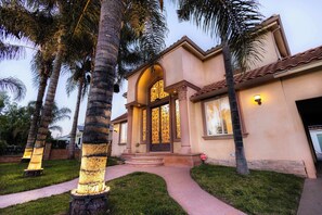 Exterior - Casa de Palmas spacious oasis with pool (Los Angeles)