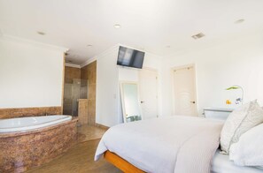 4 slaapkamers, een strijkplank/strijkijzer, reisbedje, gratis wifi