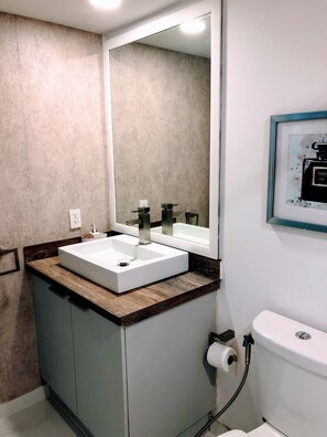 Shower, hair dryer, bidet, towels - A private room 1 bedroom bath in suite-Perfect for World Cup 2026 (North Miami)