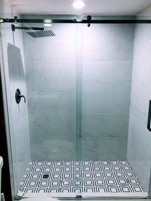 Regadera, secadora de cabello, bidet, toallas 
