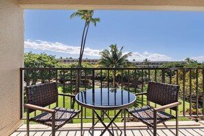 Outdoor dining - NEW! Updated Kihei Condo - Minutes Walk to Beach (Kihei)