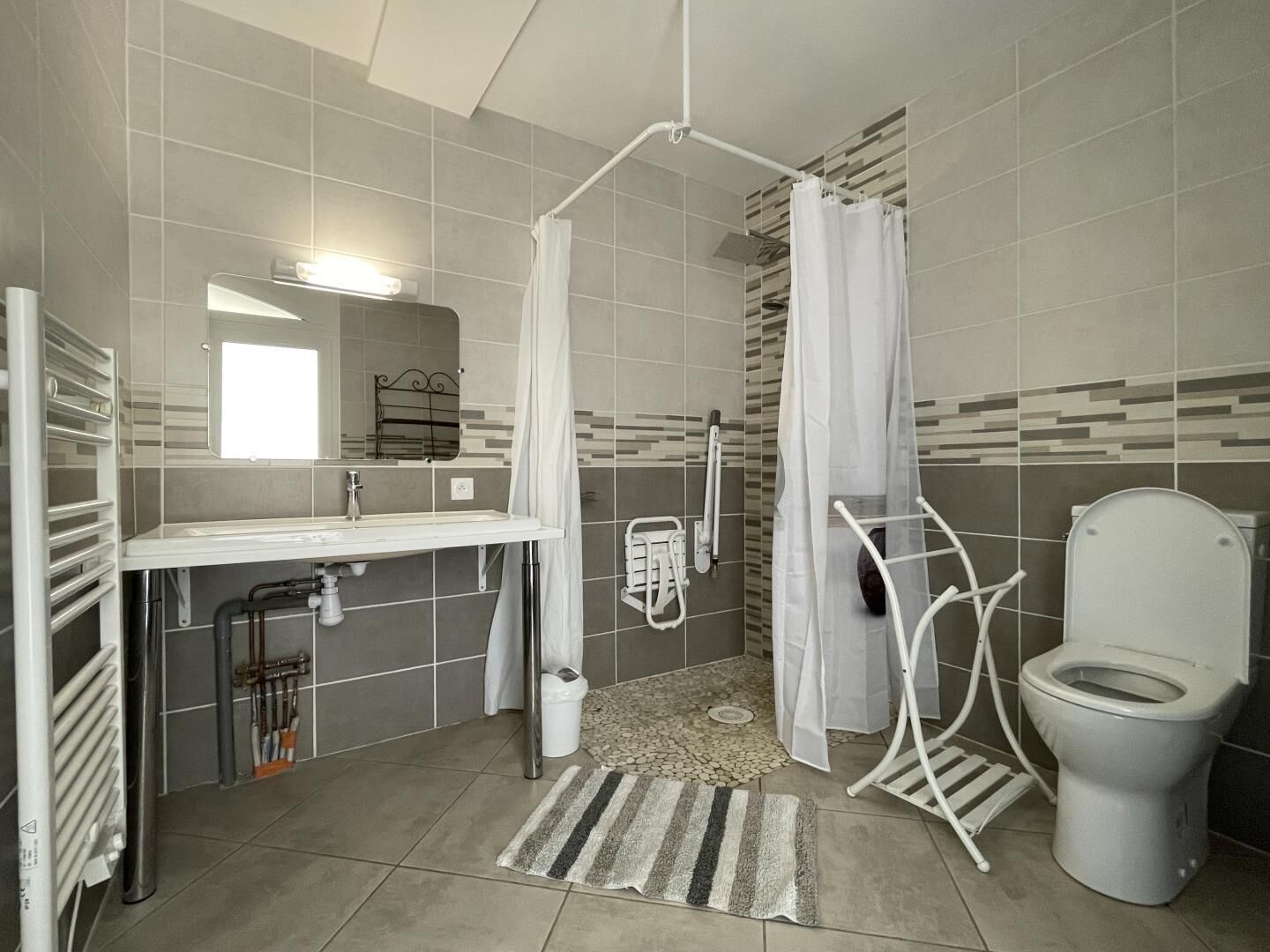Ein modernes Badezimmer mit Dusche, Toilette und Waschbecken.