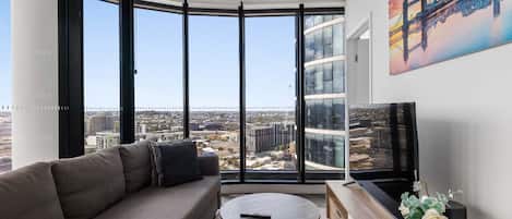 Departamento, 2 habitaciones, balcón, vista a la ciudad | Área de sala de estar