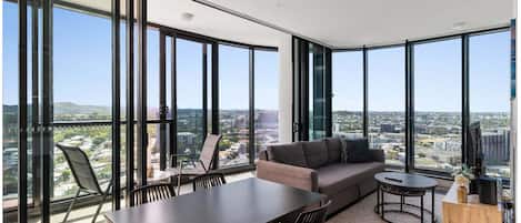 Appartement, 2 chambres, balcon, vue sur la ville | Aire de séjour