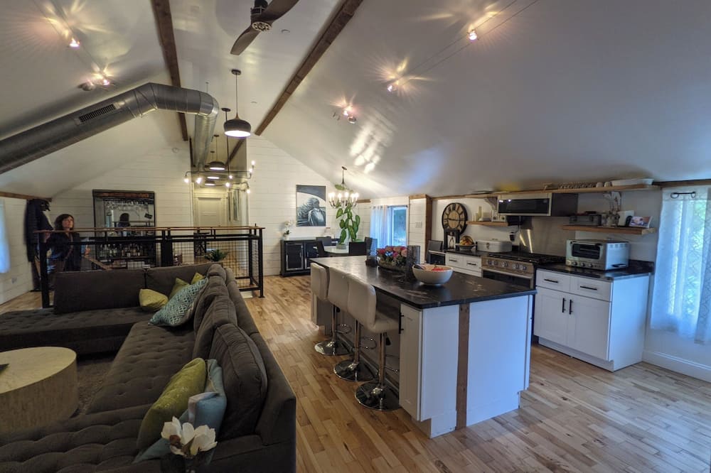Hay Loft Apartment in Barn - Goshen