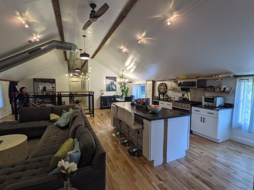 Hay Loft Apartment in Barn - Goshen