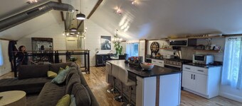 Hay Loft Apartment in Barn - Goshen