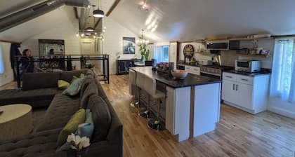 Hay Loft Apartment in Barn - Goshen