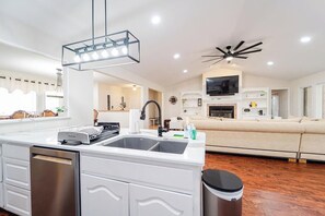 Fridge, microwave, oven, stovetop - Hide Away near Magellan Golf Course (Hot Springs Village)