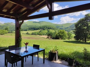 Outdoor dining - EKI-BEGIA - AINHICE-MONGELOS (AINHICE-MONGELOS)