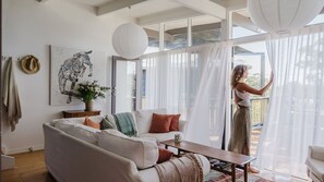 Smart TV, books - A Little Fish in Mollymook Beach (Mollymook)