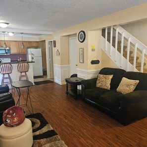 Living area - Cozy townhome haven - 5mins from FSU (Tallahassee)