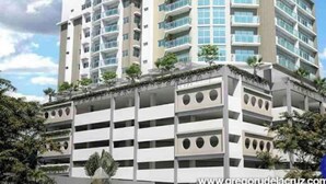 Un hôtel à plusieurs étages doté de balcons, d’un toit plat et d’une architecture moderne.