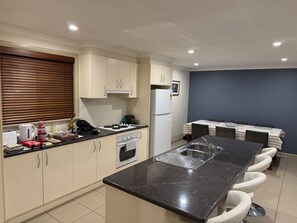 Fridge, microwave, oven, stovetop - Comfy and relaxing cottage stay “Rest Easy Mudgee” (Mudgee)